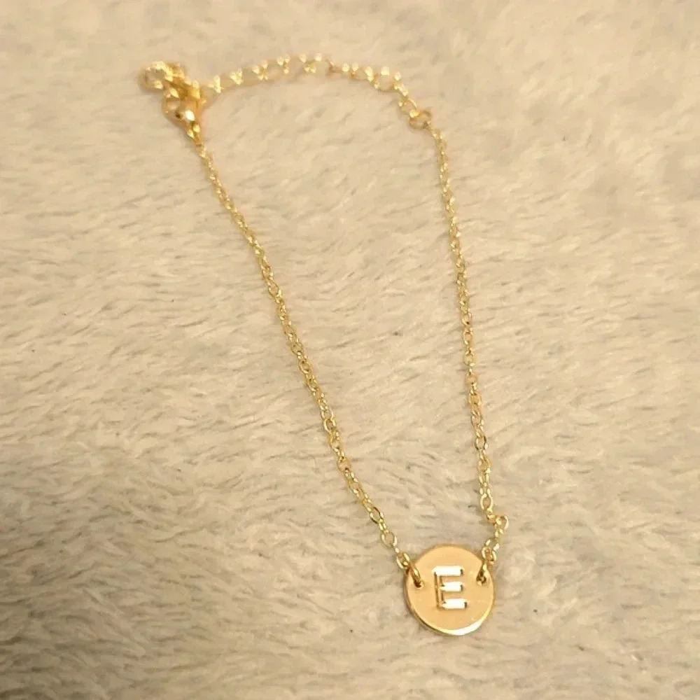 #340 Gold tone bracelet with letter E - Picture 1 of 3